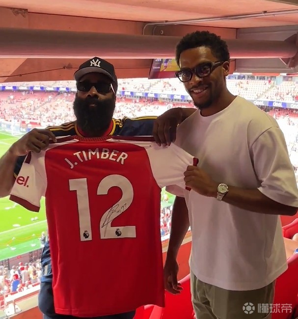 哈登观赛阿森纳获赠廷贝尔12号球衣，双方合影留念